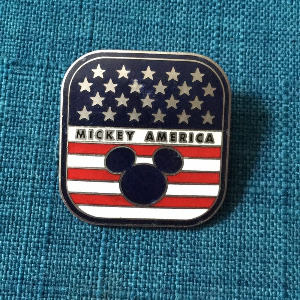 Vintage Mickey America flag trading pin 2000